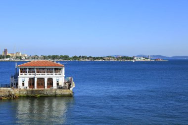 İstanbul, Türkiye - 03 Haziran 2018: Tarihi Moda Feribot İskelesi Manzarası.