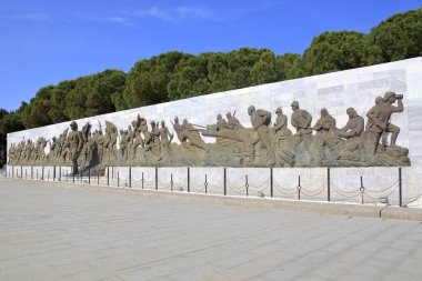 Çanakkale, Türkiye - 20 Mayıs 2019: Anakkale savaşları bölgesinin tören alanındaki anıtsal yardım modelleri.