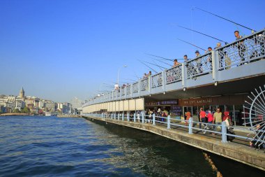 İstanbul, Türkiye - 15 Eylül 2018: Tarihi Galata Köprüsü. Amatör balıkçıların sürekli balık tuttuğu tarihi köprüden bir manzara..