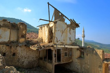Depremde harap olmuş bir tuğla ev. İznik, Türkiye.