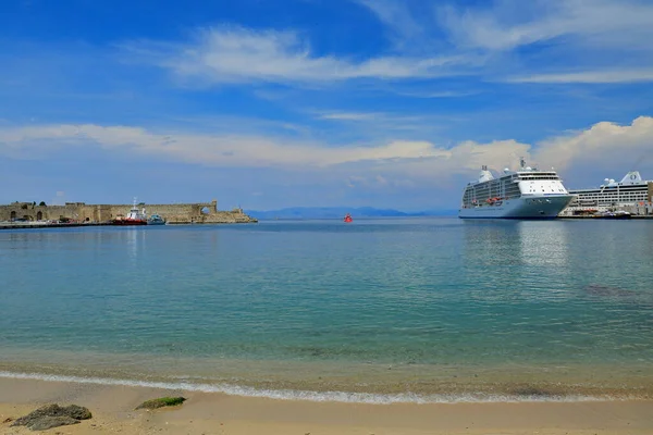 Rodos, Mandraki Limanı / Yunanistan - Mayıs 2017; limandaki bir yolcu gemisi. Orta Çağ kalıntıları yüzünden turistler için ilginç..