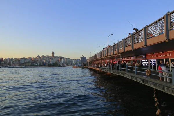 İstanbul, Türkiye - 15 Eylül 2018: Tarihi Galata Köprüsü. Amatör balıkçıların sürekli balık tuttuğu tarihi köprüden bir manzara..