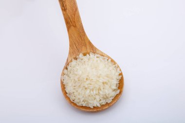 Tahta kaşıkta pirinç yığını manzarası.