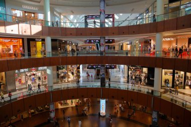 Dubai, BAE - 18 Kasım 2019: Dubai AVM dünyadaki en büyük alışveriş merkezlerinden biridir ve Downtown Dubai Kompleksi 'nin bir parçasıdır. İç görünüm.