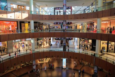 Dubai, BAE - 18 Kasım 2019: Dubai AVM dünyadaki en büyük alışveriş merkezlerinden biridir ve Downtown Dubai Kompleksi 'nin bir parçasıdır. İç görünüm.