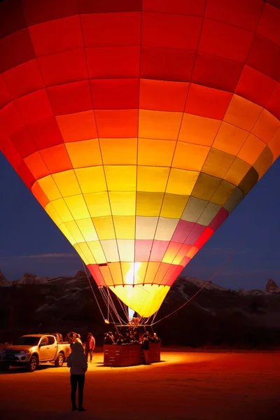 ネヴセヒル トルコ 2019年12月21日 カッパドキアの早い時間に観光客のための飛行のために準備された熱気球 — ストック写真