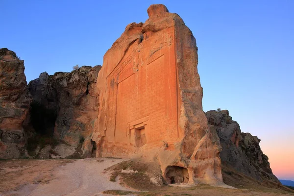 Midas Anıtı, Yazlkaya olarak da bilinir. Antik Phrygian Vadisi 'nde yer almaktadır. Ana tanrıça Kybele 'ye adanmıştır, Phrygian dininin tek tanrısı. M.Ö. 550. Eskisehir, Türkiye.