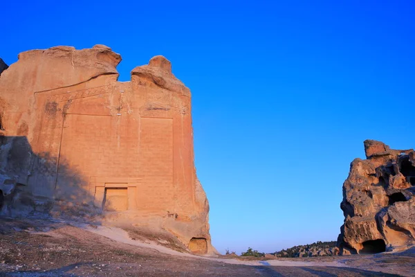 Midas Anıtı, Yazlkaya olarak da bilinir. Antik Phrygian Vadisi 'nde yer almaktadır. Ana tanrıça Kybele 'ye adanmıştır, Phrygian dininin tek tanrısı. M.Ö. 550. Eskisehir, Türkiye.