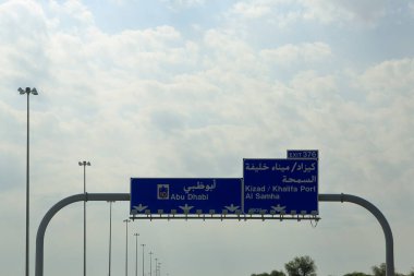 Dubai ve Abu Dabi arasındaki modern otoyolda, hem Arapça hem de İngilizce dillerinde bir yol işareti vardır..