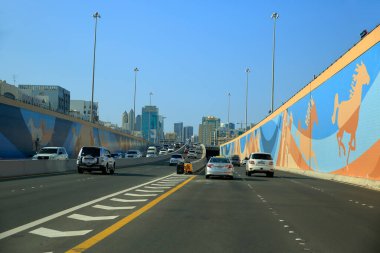 Dubai, BAE, modern binalar ve kaliteli otoyollarla son yıllarda dünyanın en hızlı gelişen şehri..