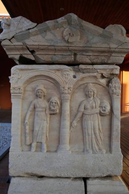 Selcuk, İzmir Türkiye - 25 Ağustos 2019, Efes arkeoloji müzesinde. Mermer lahit ve kabartma desenleri. MS 3. Yüzyıl.