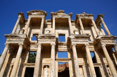 Eski şehir Efes 'teki Celsius Kütüphanesi' nin kalıntıları. MS 2. yüzyılın ilk çeyreğinde, Roma senatörü Julius Celsus Polemaeanus 'un mezarının üzerine inşa edildi..