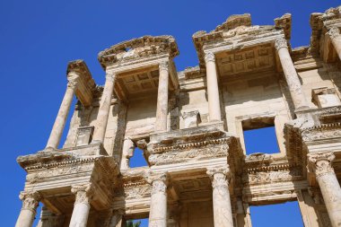Eski şehir Efes 'teki Celsius Kütüphanesi' nin kalıntıları. MS 2. yüzyılın ilk çeyreğinde, Roma senatörü Julius Celsus Polemaeanus 'un mezarının üzerine inşa edildi..