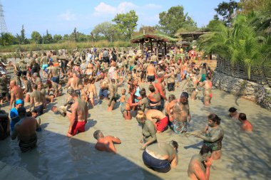 Dalyan, Mugla, Türkiye - 27 Ağustos 2019: Turistler, cilt ve vücut güzellikleri için, sülfürik çamur havuzuna giriyorlar.