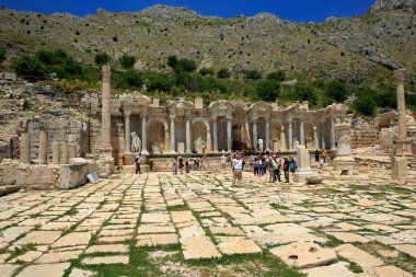 Burdur / Türkiye - 06 Temmuz 2019: Sagalassos antik kenti. Antonine Çeşmesi (Antonine Nymphaeum) M.S. 160-180. Arkeolojik kazılar hala devam ediyor.