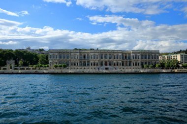 İstanbul, Türkiye - 11 Temmuz 2019: Ciragan Sarayı İstanbul 'un Beşiktaş ilçesinde yer almaktadır; sultanların geçmişte yaşadığı güzel saraylardan biridir. Yıl 1865.