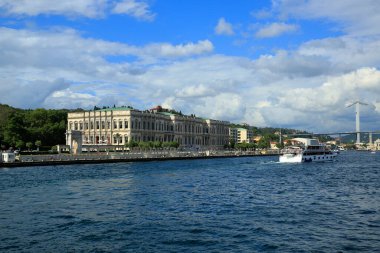 İstanbul, Türkiye - 11 Temmuz 2019: Ciragan Sarayı İstanbul 'un Beşiktaş ilçesinde yer almaktadır; sultanların geçmişte yaşadığı güzel saraylardan biridir. Yıl 1865.