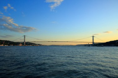 İstanbul Boğaz Köprüsü. Günbatımında İstanbul Boğazı manzarası.