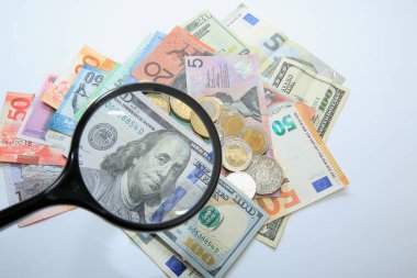 Çeşitli ülke banknotları ve sikkeleri içeren bir kompozisyon.