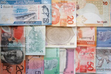 Çeşitli ülke banknotları içeren arkaplan kompozisyonu.