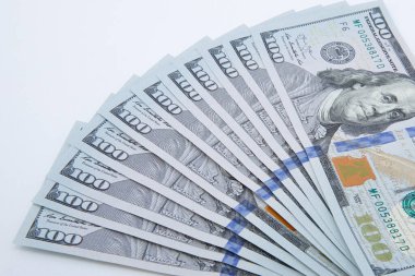 Beyaz bir arka planda, bir dizi Amerikan doları görünümü.