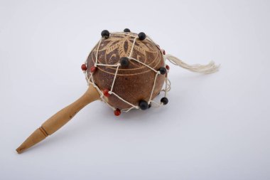 Folklorik müzik enstrümanları. Beyaz arka planda, Küba müziğinde kullanılan Latin ritim enstrümanlarına bir bakış..