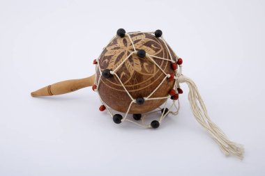 Folklorik müzik enstrümanları. Beyaz arka planda, Küba müziğinde kullanılan Latin ritim enstrümanlarına bir bakış..