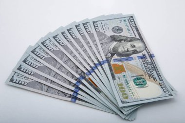 Beyaz arka planda bir sıra Amerikan doları görüntüsü