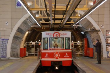 İstanbul, Türkiye - 16 Mayıs 2018: İstanbul 'daki ilk Tünel Metro. Londra 'dan sonra dünyanın en eski ikinci metrosu..