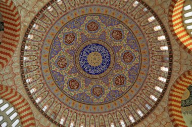 Selimiye Camii, Edirne, Türkiye - 4 Nisan 2018: Selimiye camisi Osmanlı-Türk sanat ve dünya mimarisi tarihinin başyapıtlarından biridir. (1575 'te inşa edildi) İçeriden, kubbenin manzarası.