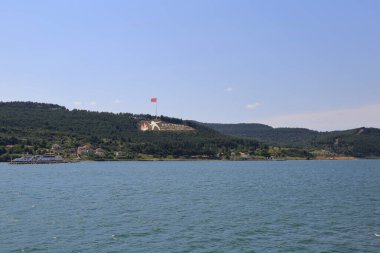 Dardanel, Türkiye - 20 Mayıs 2018: Çanakkale manzarası. Tepede görülen mektup ve asker resmi Gelibolu savaşlarında ölen askerlerin anısına yazılmıştı..