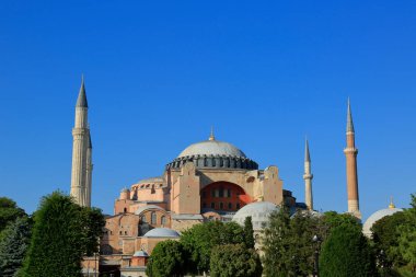 Ayasofya Camii. İstanbul-Türkiye arası. Ayasofya, 916 yıl boyunca kilise ve 482 yıl boyunca cami olarak kullanılan Doğu Roma İmparatorluğu 'nun en büyük kilisesidir. Şimdi bir müze..