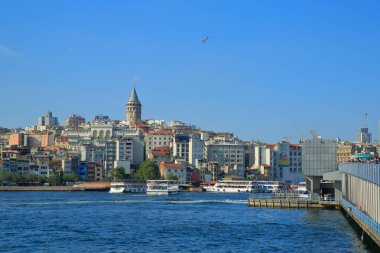 İstanbul, Türkiye - 23 Şubat 2017: Amatör balıkçıların sürekli balık avladıkları tarihi köprüden, yaya ve otomobil geçişlerinden bir manzara. Arka planda Galata Kulesi görünüyor.