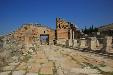Pamukkale, Türkiye. Antik Hierapolis şehri. M.Ö. 2. yüzyılda kurulan şehrin harabelerinin manzarası. Antik çağlarda, Hierapolis kutsal şehir anlamına gelir.
