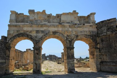 Pamukkale, Türkiye. Antik Hierapolis şehri. M.Ö. 2. yüzyılda kurulan şehrin harabelerinin manzarası. Antik çağlarda, Hierapolis kutsal şehir anlamına gelir.