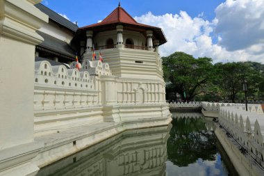 Kandy, Sri Lanka, Kutsal Diş Tapınağı. Buda 'nın dişinin korunduğu bu tapınak, Budistler için en önemli tapınaklardan biridir..