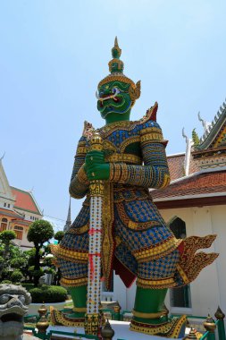 Wat Pho Budist Tapınağı. Bangkok, Tayland. Olağanüstü dekorasyonlarla süslenmiş tapınak alanındaki her detay tüm ziyaretçiler tarafından takdir edilir..