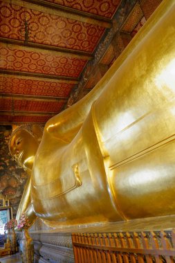 Wat Pho Budist Tapınağı. Altın kaplamalı Büyük yaslanmış Buda heykeli. Bangkok, Tayland. Tapınak alanındaki her detay, olağanüstü dekorasyonlarla süslenmiş, tüm ziyaretçiler tarafından takdir edilir..