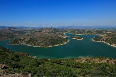 Kestel Barajı gölü manzarası. Bergama, Türkiye