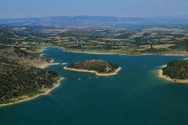 Kestel Barajı gölü manzarası. Bergama, Türkiye