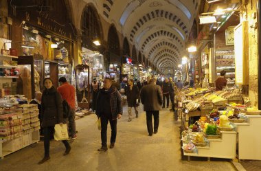 İstanbul, Eminonu, Türkiye - 23 Şubat 2017: İstanbul 'daki Tarihi Baharat Pazarı. Tarihi eser, geleneksel baharat ve şekerleme dükkanlarıyla kaplıydı. Turistler çok ilgili..