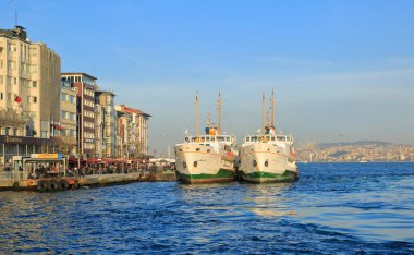 İstanbul, Türkiye - 23 Şubat 2017: Yolcu vapuru. Yolcuları İstanbul Boğazı 'nın karşı kıyısına taşıyacak. Karaky rıhtımında bekleyecekler..
