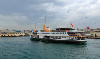 İstanbul, Kadıköy, Türkiye - 08 Mart 2017: İstanbul 'da yolcu taşıyan bir feribot, Kadıköy iskelesine yaklaştığı görüşü.