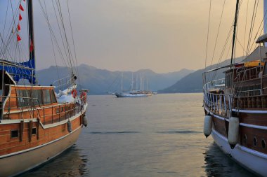 Marmaris, Türkiye. Türkiye 'nin Akdeniz kıyısı, deniz ve doğal güzellikle ünlü tatil köyüne demirlemiş yatların manzarası..