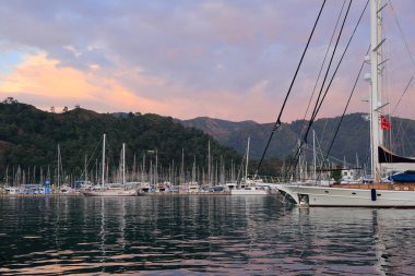 Marmaris, Türkiye - 22 Mayıs 2017: Türkiye 'nin Akdeniz kıyısı, deniz ve ünlü tatil beldesine demirlemiş yatların manzarası.
