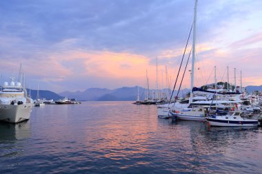 Marmaris, Türkiye - 22 Mayıs 2017: Türkiye 'nin Akdeniz kıyısı, deniz ve ünlü tatil beldesine demirlemiş yatların manzarası.