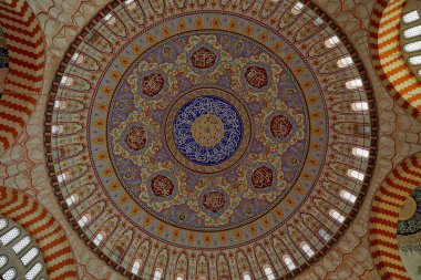 Selimiye Camii, Edirne, Türkiye - 4 Nisan 2018: Selimiye camisi Osmanlı-Türk sanat ve dünya mimarisi tarihinin başyapıtlarından biridir. (1575 'te inşa edildi) İçeriden, kubbenin manzarası.