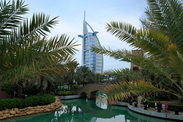 Dubai, BAE - Dubai 'deki eski şehir pazarından Burj el Arap otelinin manzarası. Dünyadaki en yüksek binalardan biridir..