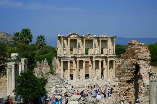 トルコのイズミル 8月26 2019 古代都市エペソの摂氏図書館の遺跡 紀元2世紀の最初の四半世紀 ローマの元老院議員はユリウス ケレス ポレマイアヌスの墓に建てられた — ストック写真