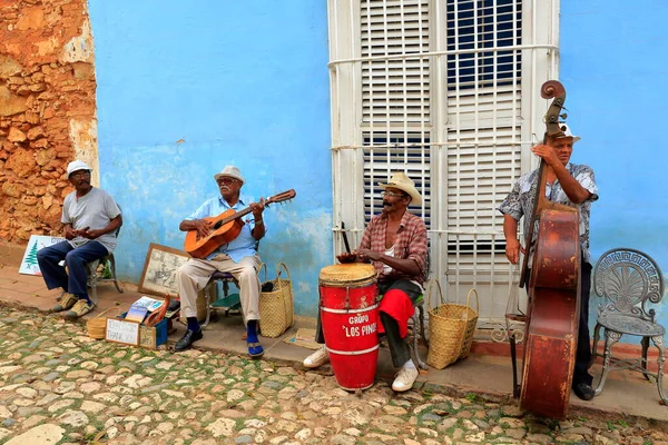 Havana / Küba - Nisan 2015: Havana 'da ve neredeyse tüm şehirlerde müzik ve müzik albümleri, sokaklarda müzik grupları. Turistler mutlu ve dansla eğleniyorlar..